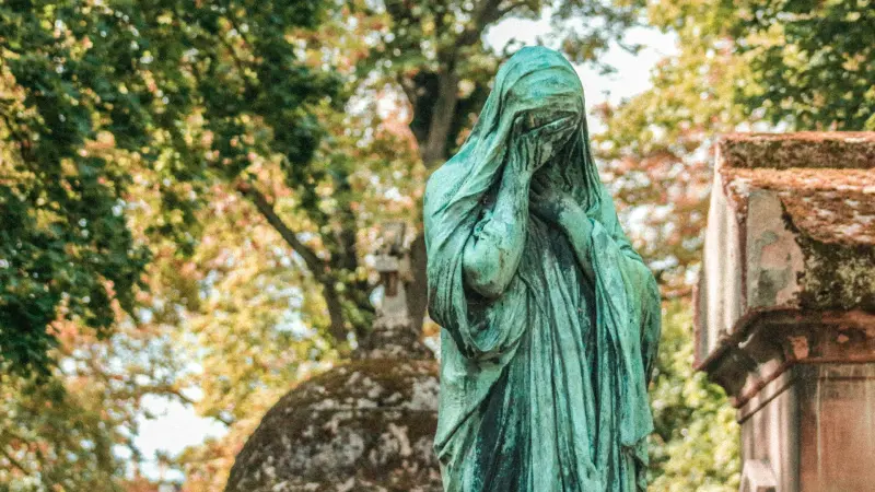 The famous graves of Pere Lachaise podcast tour in Paris, France