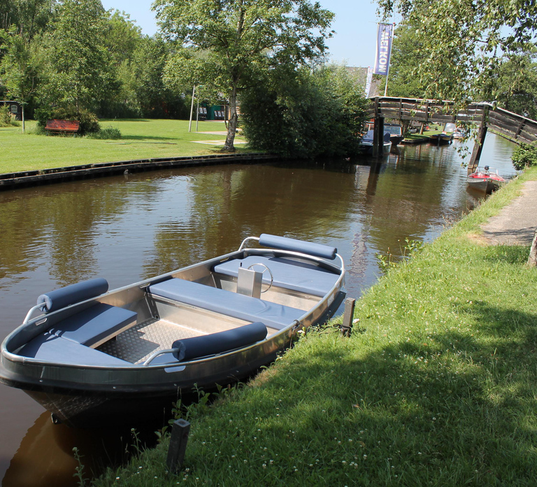 Boatrental 2 Hours 8 Person with Steeringwheel and cushions