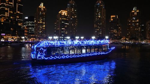 Dubai Marina: Luxury Dhow Cruise, Buffet Dinner & Live Show