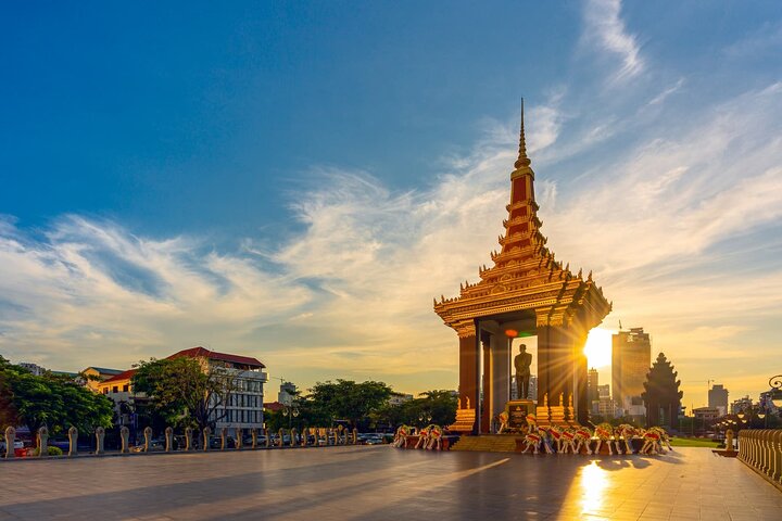 4 Hours Phnom Penh Capital Tour by Cyclo - HolidaySG