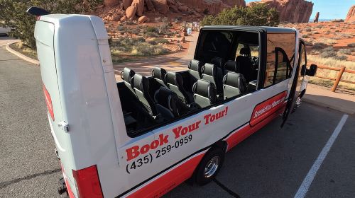 From Moab: Arches National Park Scenic Tour with Short Hikes