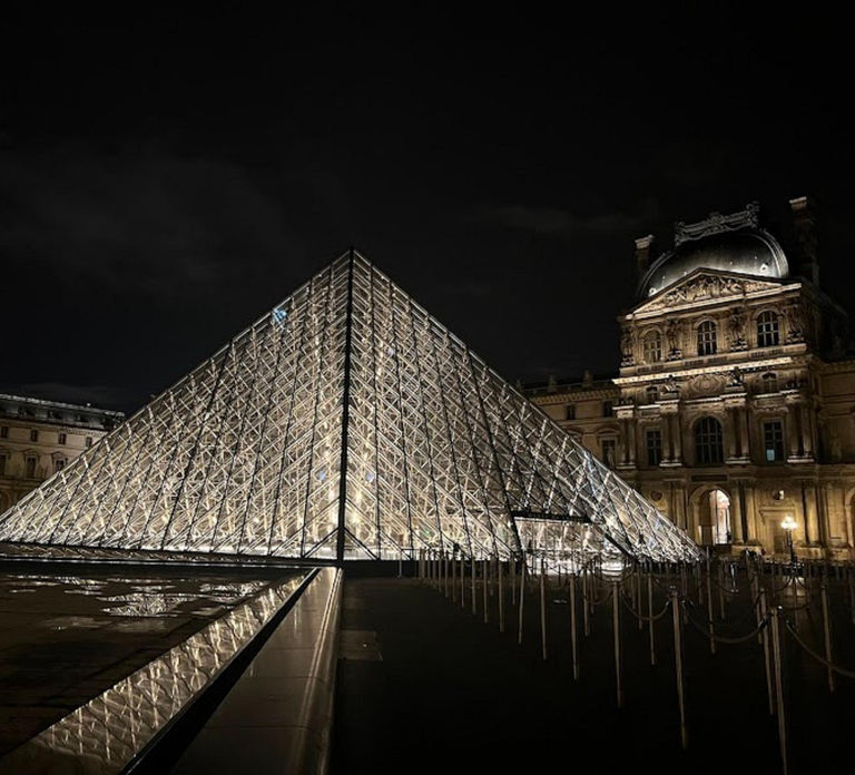 Paris: Guided tour in PORTUGUESE at the Louvre-semi-private