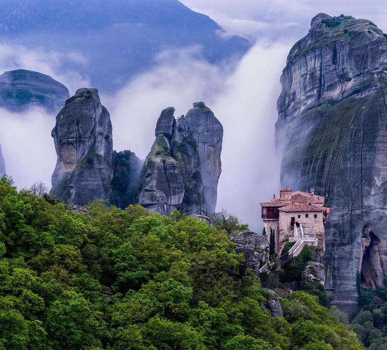 From Athens: 2 Days Meteora, Thermopylae & Delphi Tour