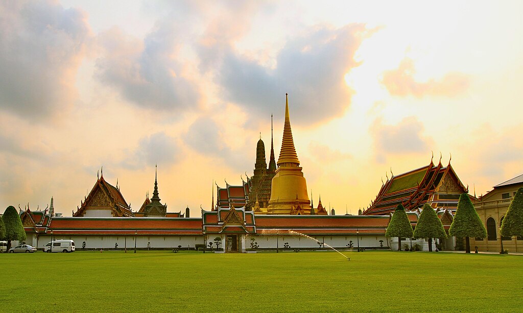 (Free eSIM) Half Day City Temples & Grand Palace with Halal Buffet Lunch - HolidaySG