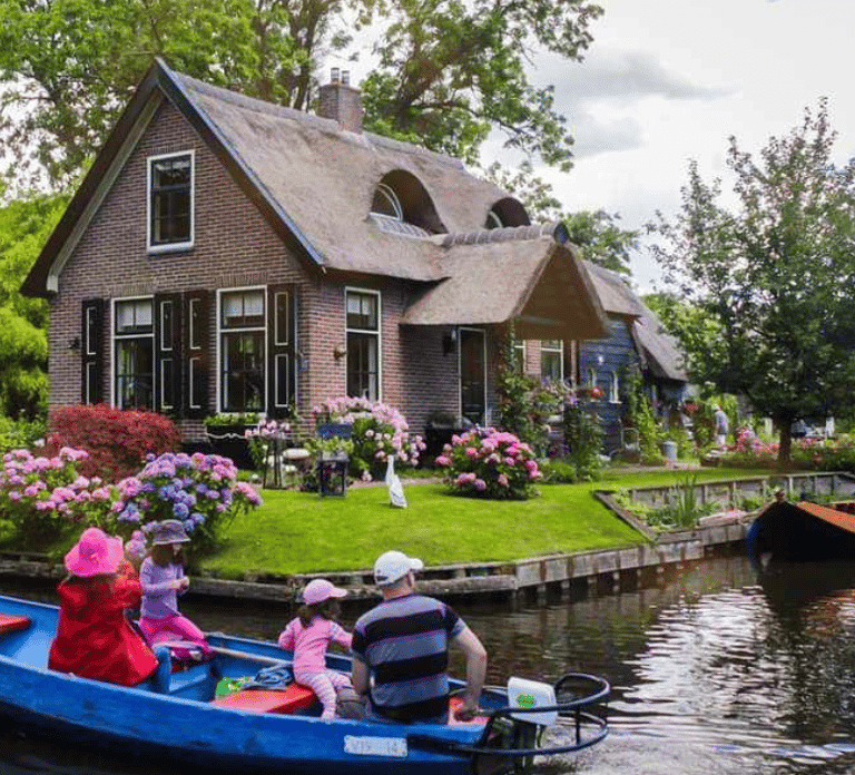 From Amsterdam: Giethoorn Guided Day Trip with Canal Cruise