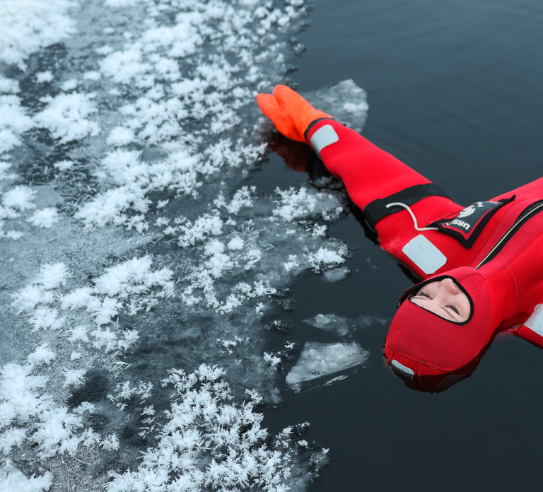 Rovaniemi: Arctic Ice Floating Experience