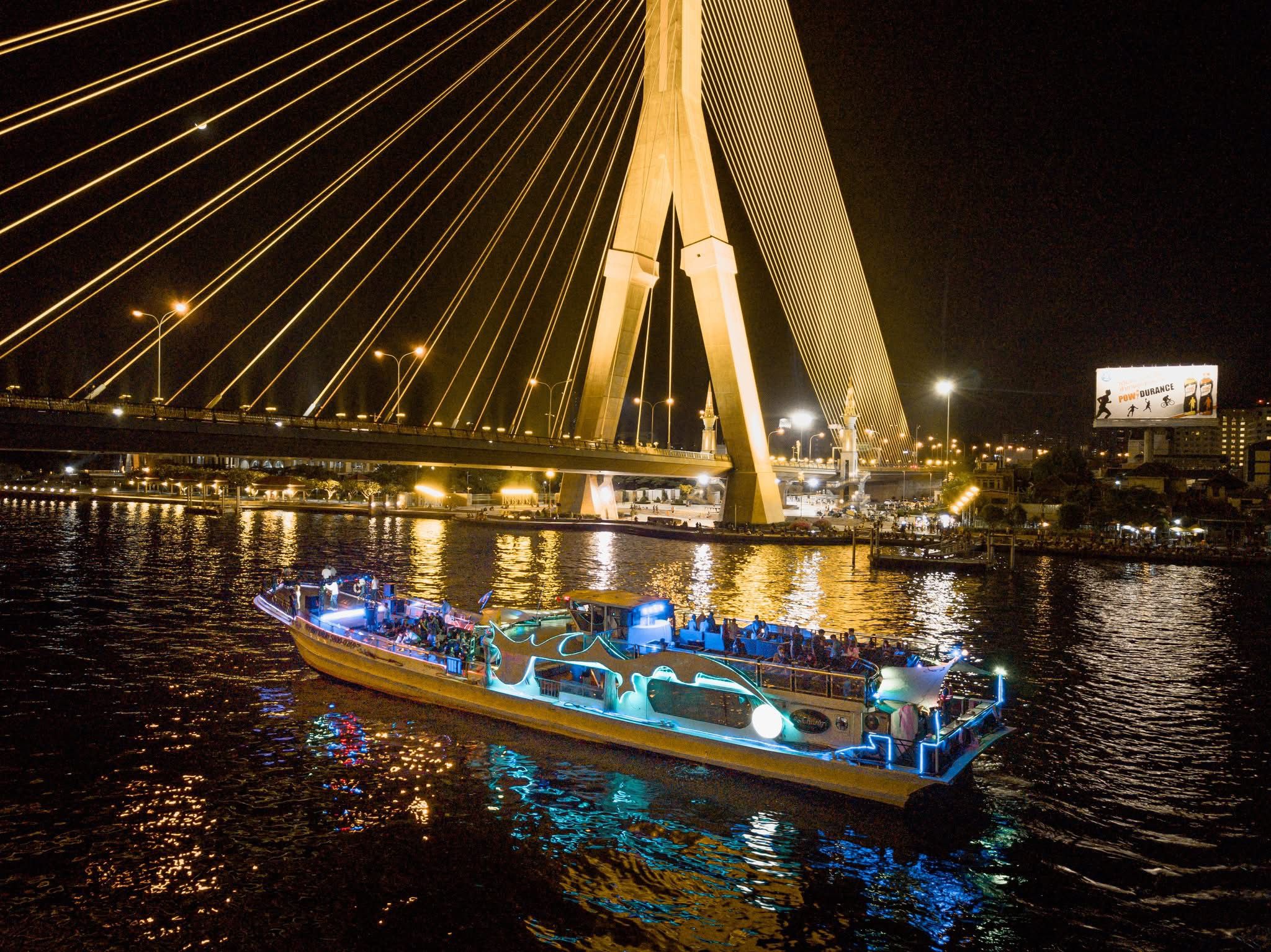 Yodsiam Party Boat in Bangkok