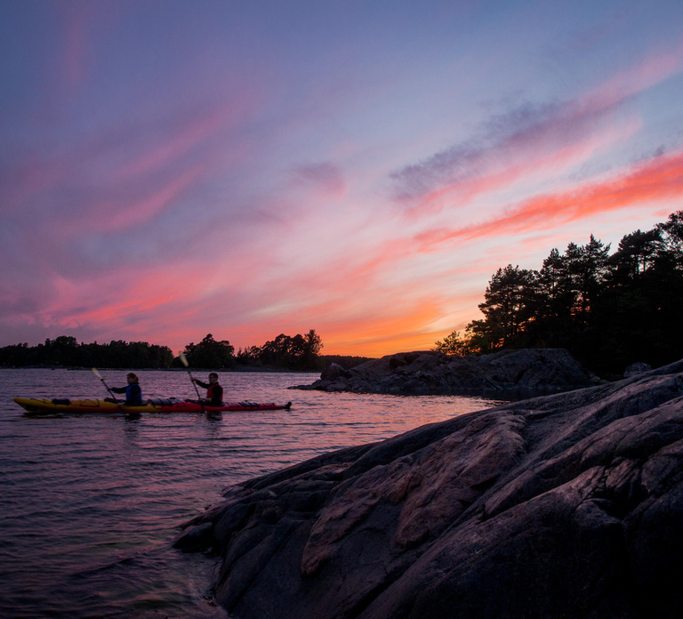 Helsinki: Midnight Sun Kayaking Tour with Campfire