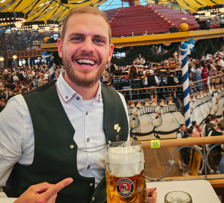Munich: Guided Oktoberfest Experience with Beer and Lunch