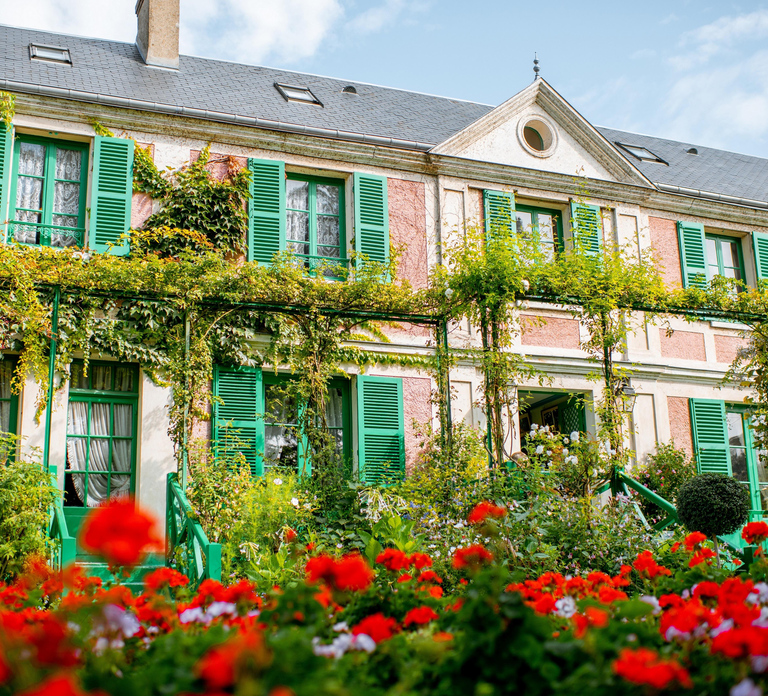 From Paris: Giverny and Versailles Palace Guided Day Trip