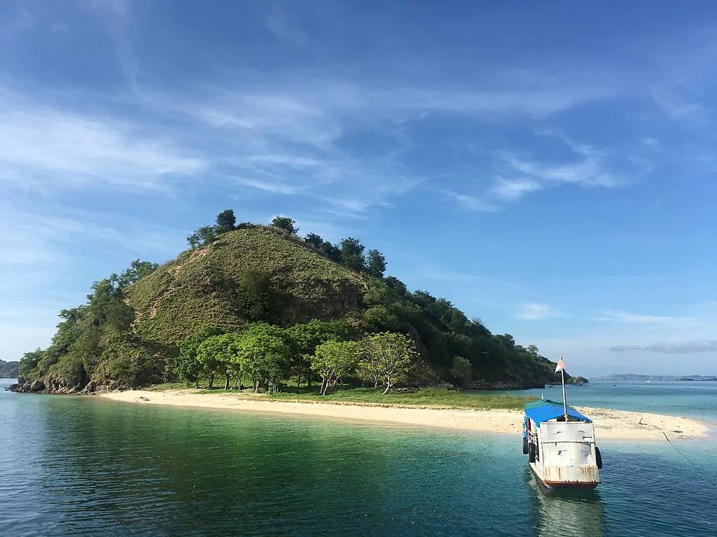 Full Day Trip Labuan Bajo By East Cruise - HolidaySG