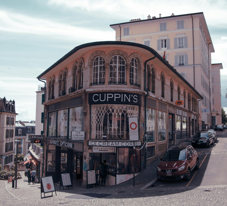Lausanne: Walking Tour with Chocolate Tastings & Metro