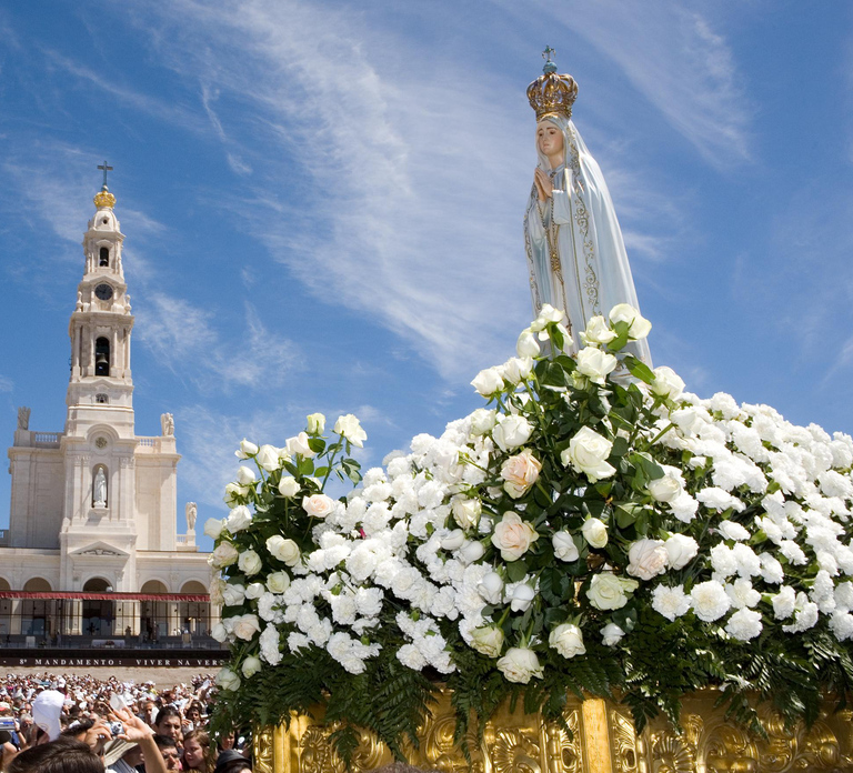 From Lisbon: Fátima, Nazaré, Batalha, and Óbidos Guided Tour