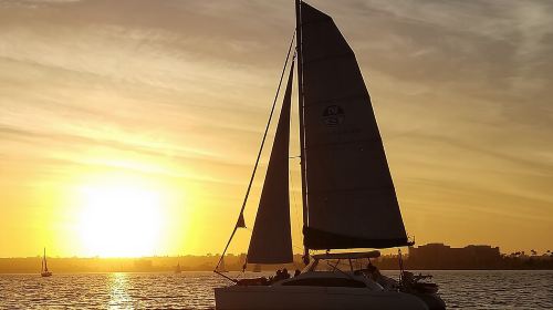 Catamaran Sunset Sail Premium 2.5hr Small group w/ drinks