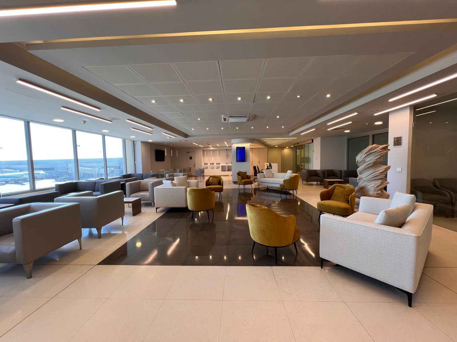 Ahlein Comfy Lounge Rafic Hariri International - HolidaySG