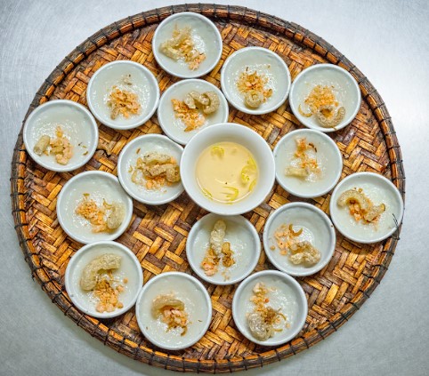 Hue Food Tour At Night By Cyclo (Group Tour)