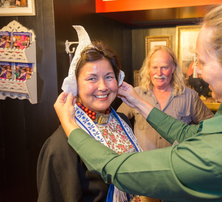 Volendam: Photo Opportunity in Traditional Dutch Costume