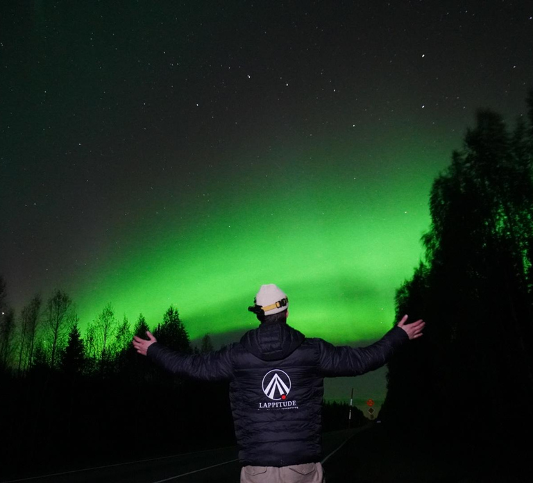 Rovaniemi: Luxury Aurora Tour with Gourmet Snacks