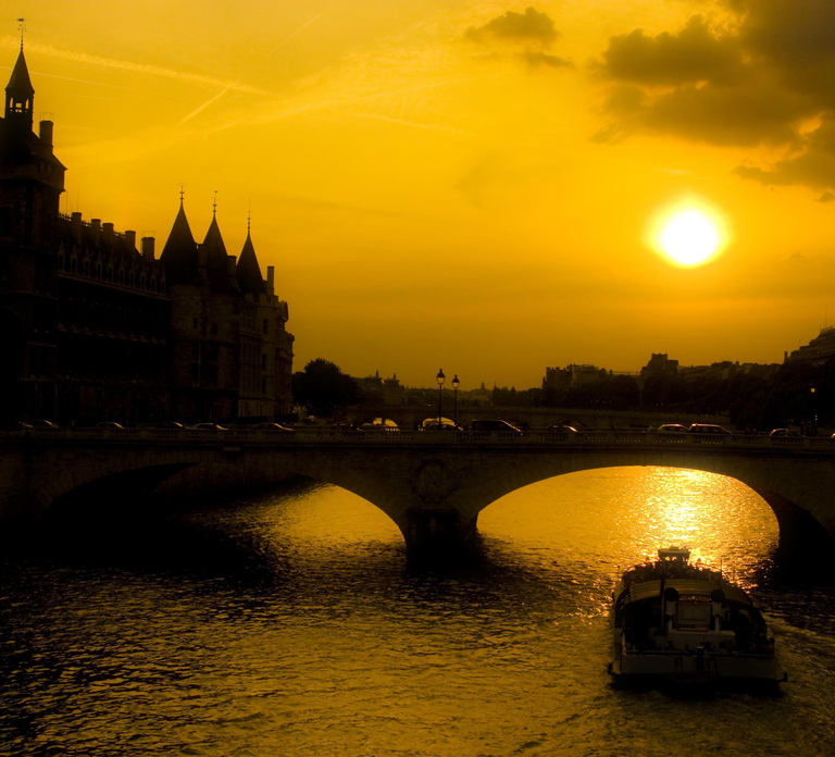 Paris: Ghosts, Legends & Mysteries Evening Walking Tour
