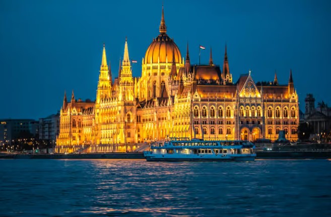 By Night Sightseeing Cruise with Welcome Drink