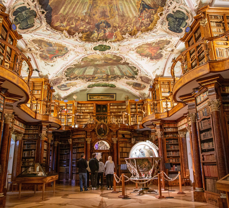St. Gallen: UNESCO World Heritage Site (cathedral and abbey library) and old town