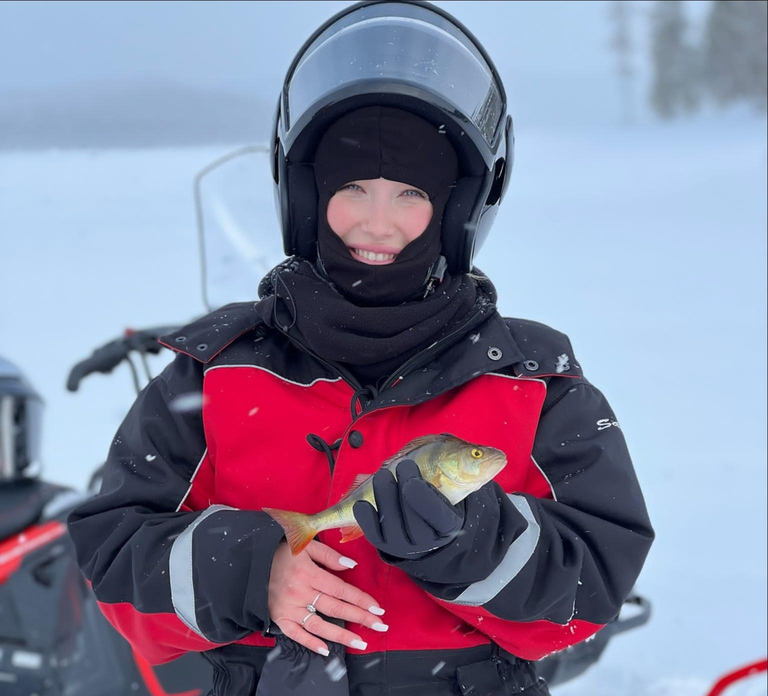 Saariselkä: Ice Fishing Tour to Lake Inari, reindeers& lunch