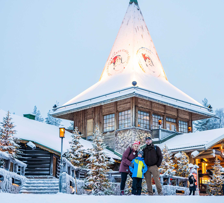 Rovaniemi: Private Pro Photoshoot in Santa Claus Village
