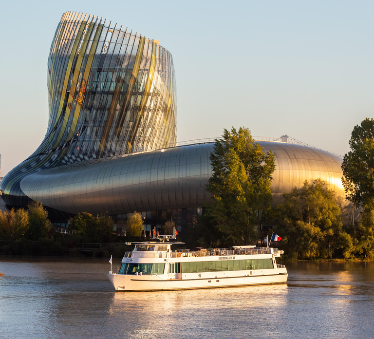 Bordeaux: Guided Wine and Canelé Discovery Cruise