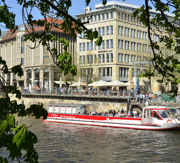 Berlin: City Boat Cruise with Heating and DE/EN Guide