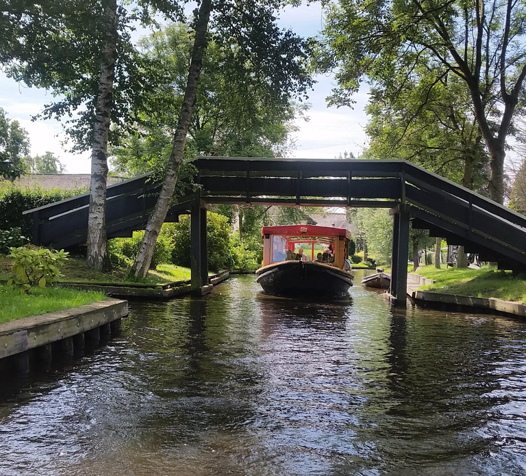 Giethoorn: Canal cruise Giethoorn village and lake