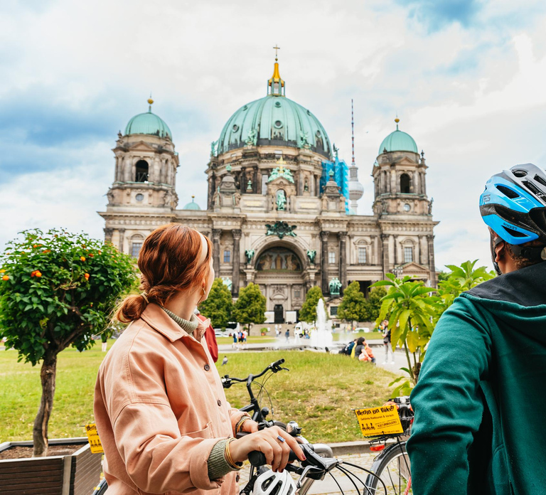 Berlin: Sights and Highlights Bike Tour with a Local Guide