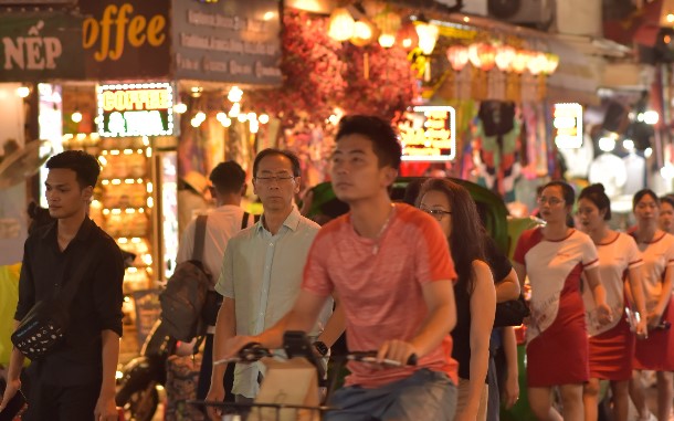 Weekend Hanoi Night Market & Street Food Tour - HolidaySG