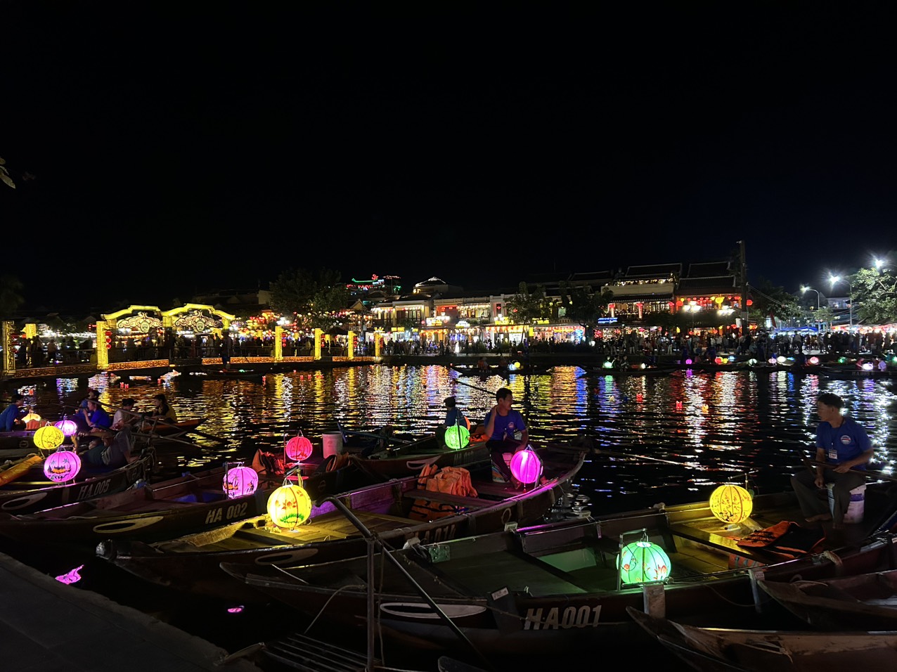 Boat Ride at Hoai River + Free Lantern + Foot Massage at Villa De Spa (Discount 50%)