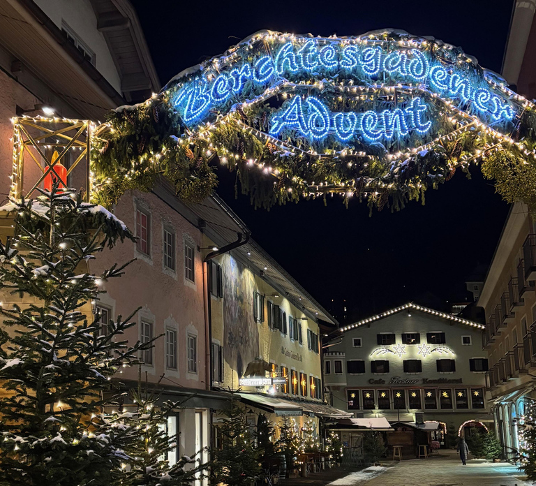 Berchtesgaden: Private Christmas Walking Tour with Drink