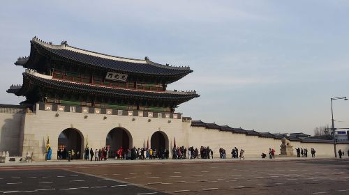Seoul: Gyeongbok Palace, Bukchon Village, and Gwangjang Tour Day Tours