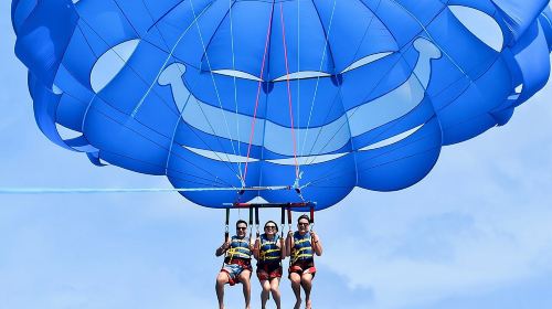 Parasailing in Waikiki Hawaii 