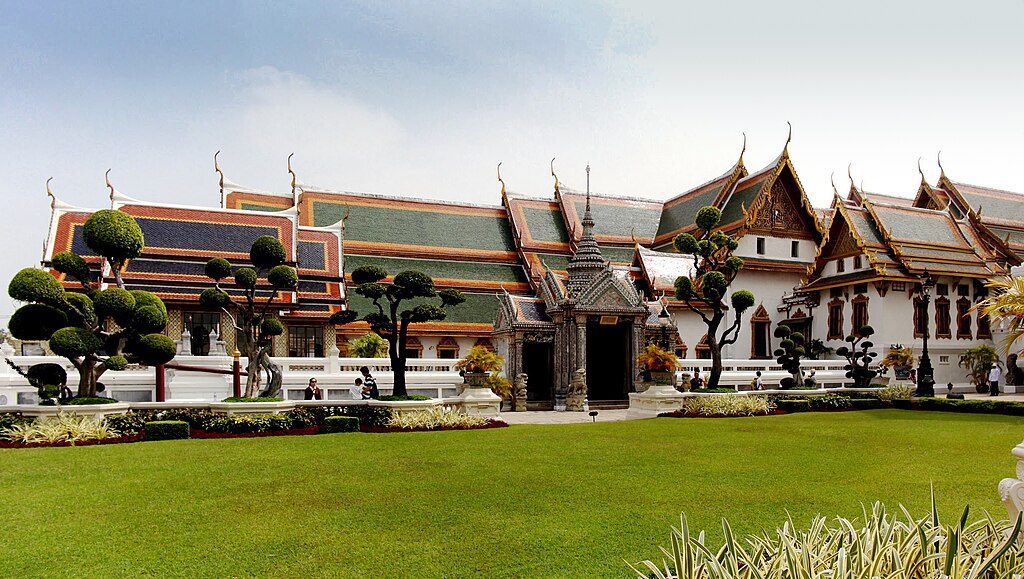 (Free eSIM) Half Day City Temples & Grand Palace with Halal Buffet Lunch - HolidaySG