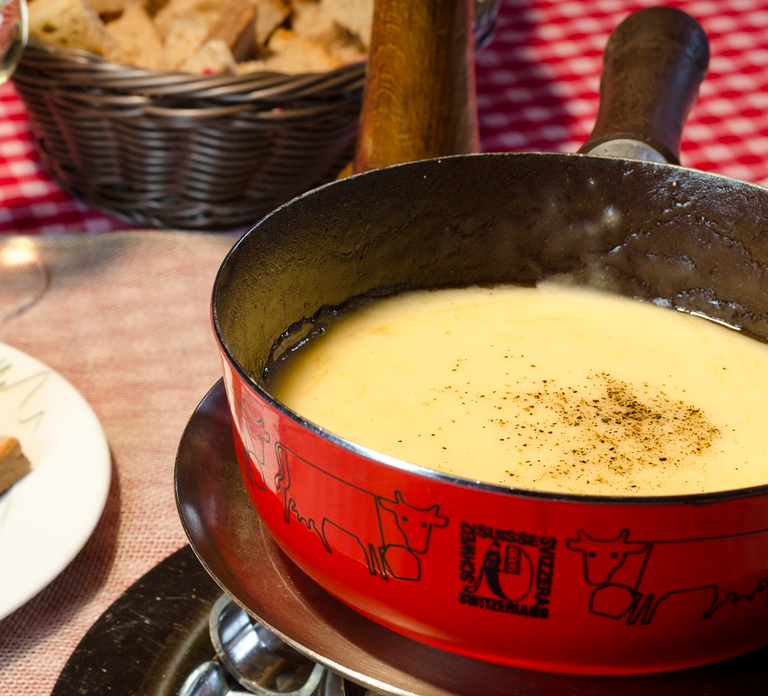 Zurich: Sightseeing and Gourmet Tour with Cheese Fondue