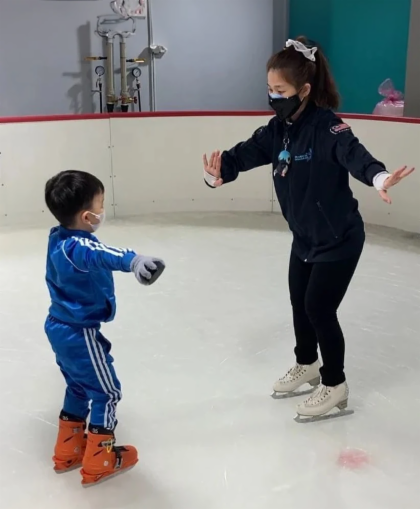 Blue Ice Skating Rink @ Sunway 163 Mall - HolidaySG
