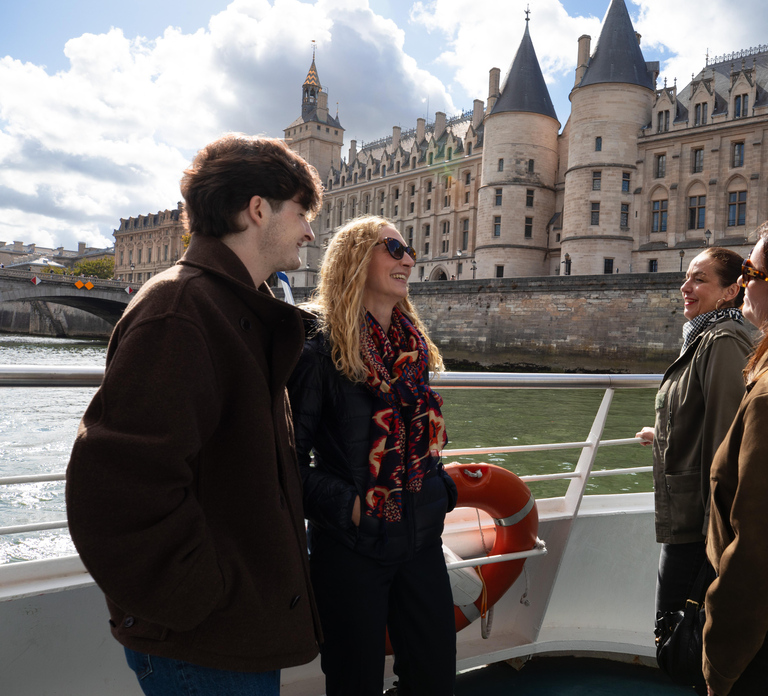Paris: Hop-On Hop-Off Seine Cruise Pass with 9 Stops