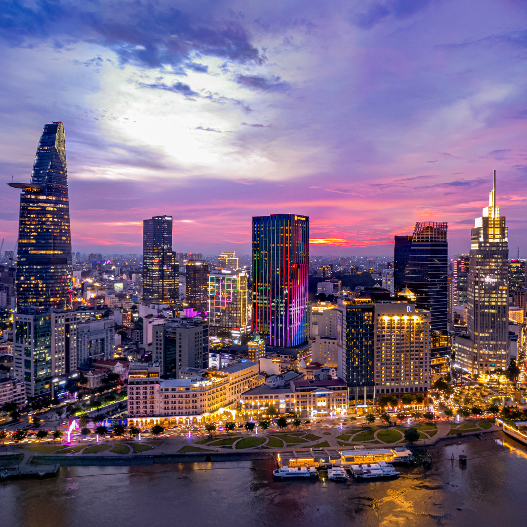 Walking in Saigon by Night - HolidaySG