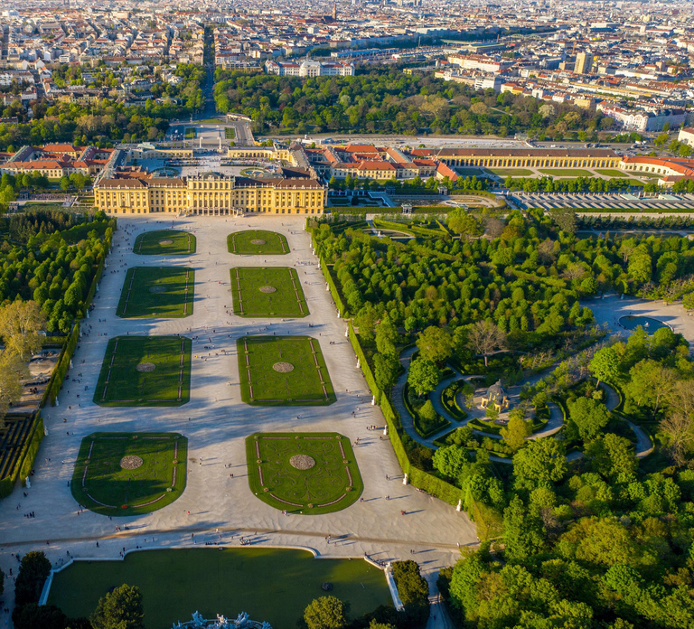 Transfer from Prague to Vienna with 2h for sightseeing