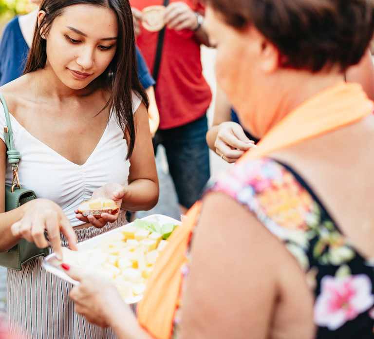 Munich: Viktualienmarkt Gourmet Food Tour