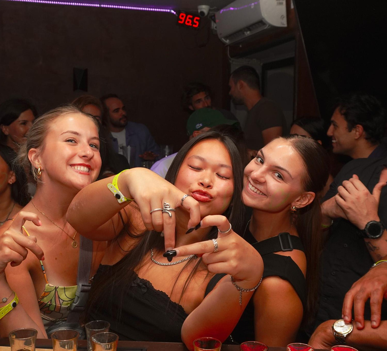 Nice: 4 Bars Party Pub Crawl + VIP Club Entry & 5 Free Shots