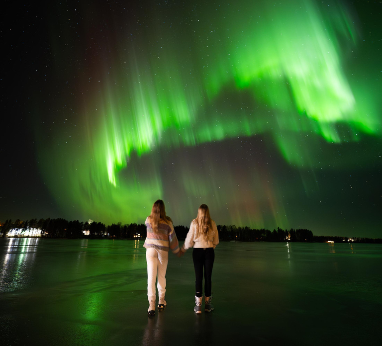 Ranua: Northern Lights tour with Campfire Meal & Pro Camera