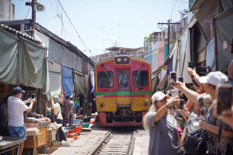 Classic Bangkok tour - Railway Train market & Damnoen Saduak Floating market - HolidaySG