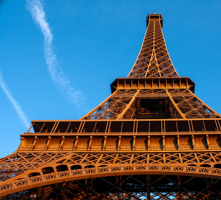 Paris: Eiffel Tower Fully Guided Tour with Summit Option