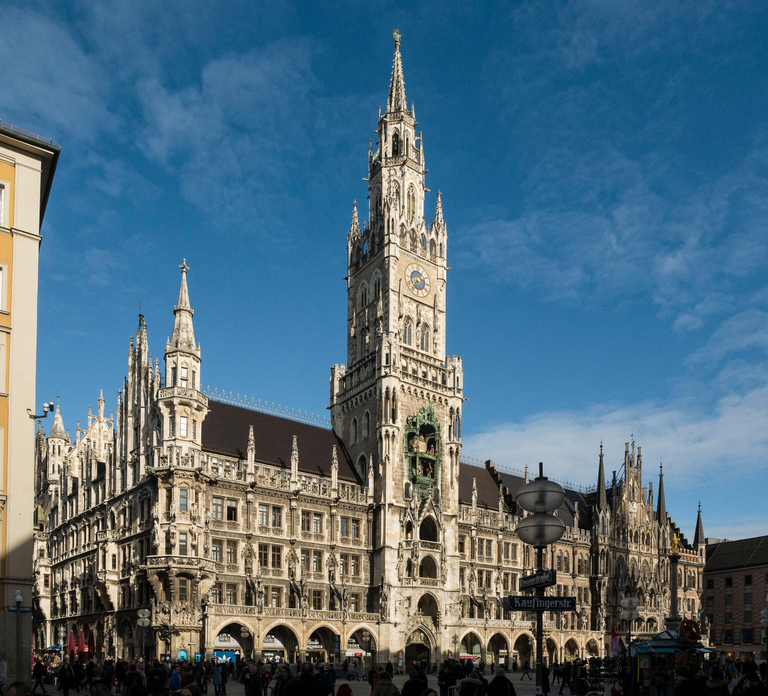 Munich: Guided Tour of the historic Town Hall on Marienplatz