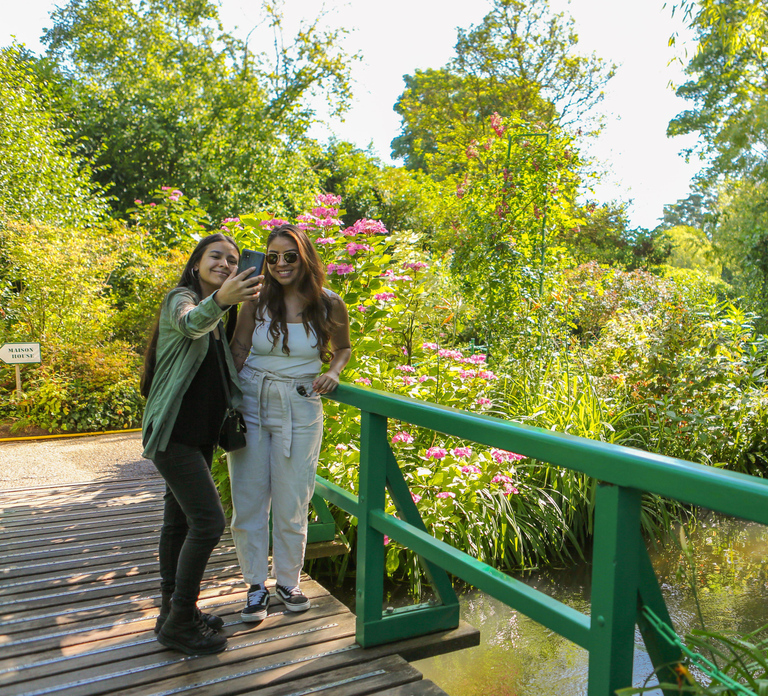 From Paris: Giverny Day Trip with Audio Guide or Live Guide