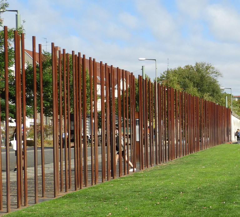Berlin: Wall Tour – Fates, Love Stories, and Heroes